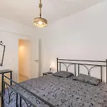 Apartment Lounge *